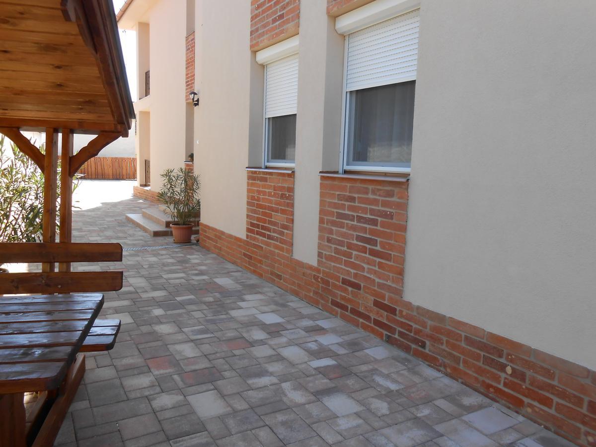 Imola Es Andrea Apartmanhaz 2 Hajdúszoboszló Exteriör bild