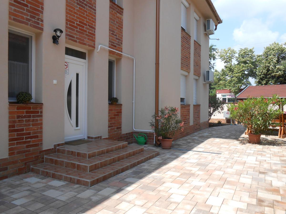 Imola Es Andrea Apartmanhaz 2 Hajdúszoboszló Exteriör bild